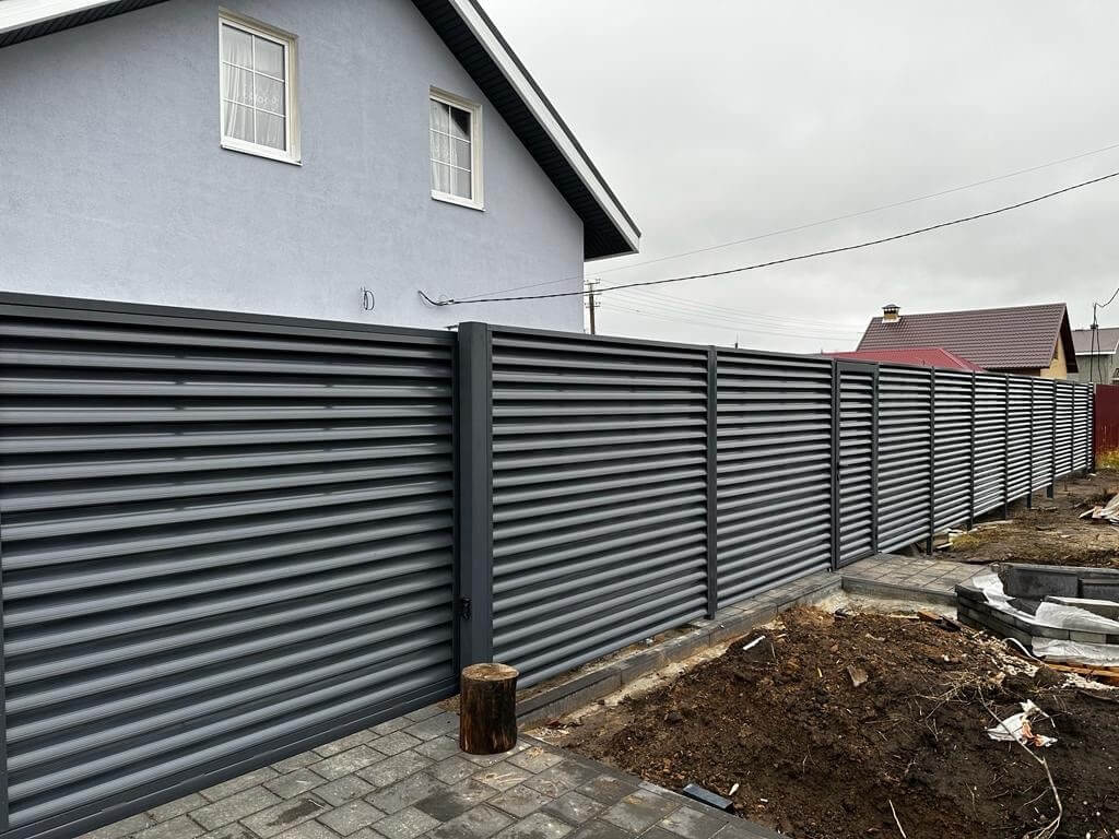 Забор-жалюзи из ламелей Еврожалюзи 28м RAL7024/7024 Серый Графит двусторонний в Тольятти