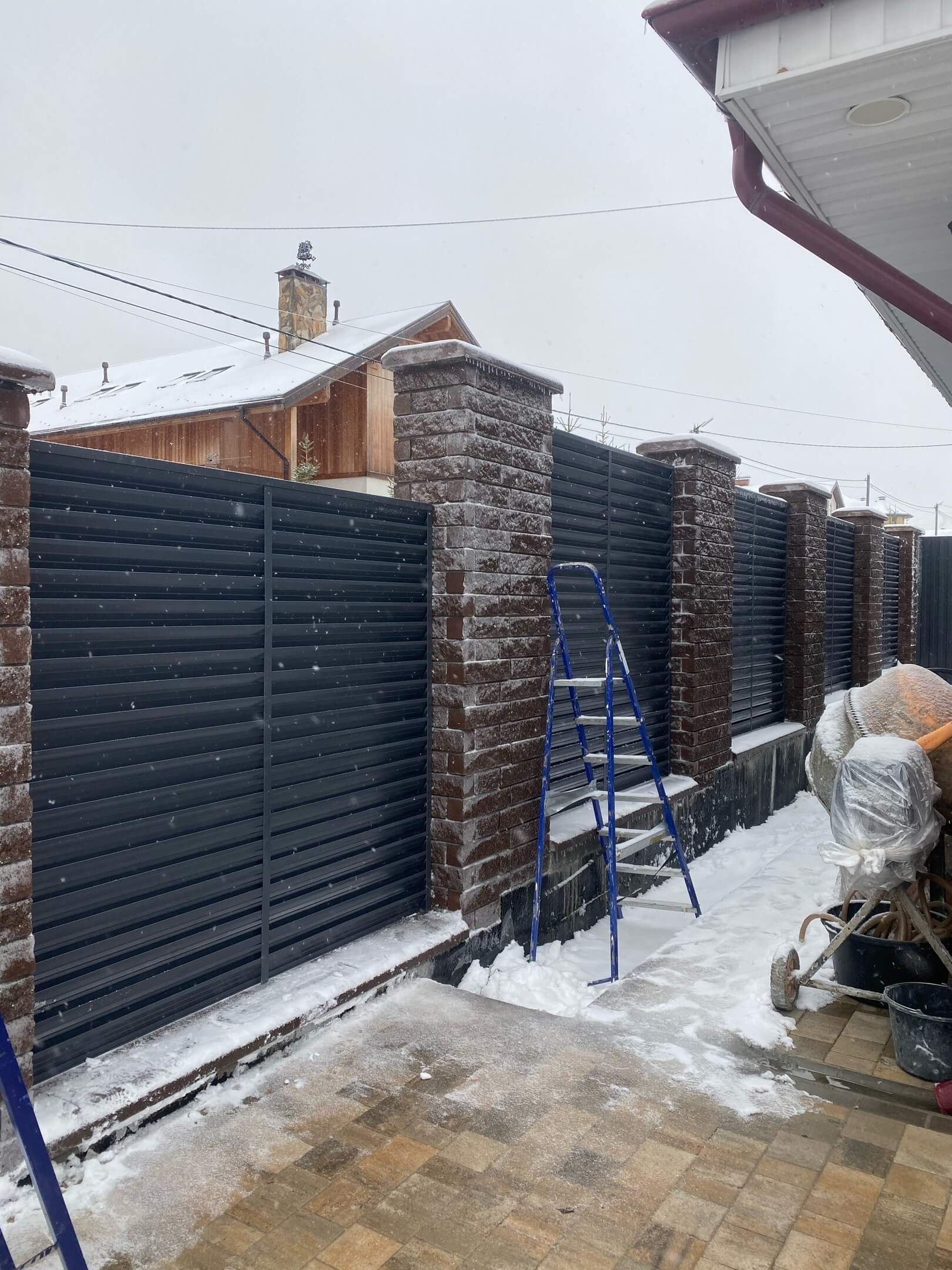 Забор-жалюзи из ламелей ЭКО-Z 44м RAL7024/7024 Серый Графит двусторонний фото 3 в Тольятти