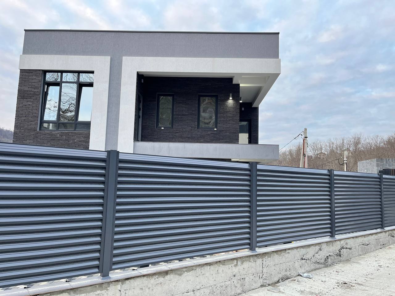 Забор-жалюзи из ламелей ЭКО-Z усиленных RAL7024/7024 Серый Графит двусторонний в Тольятти