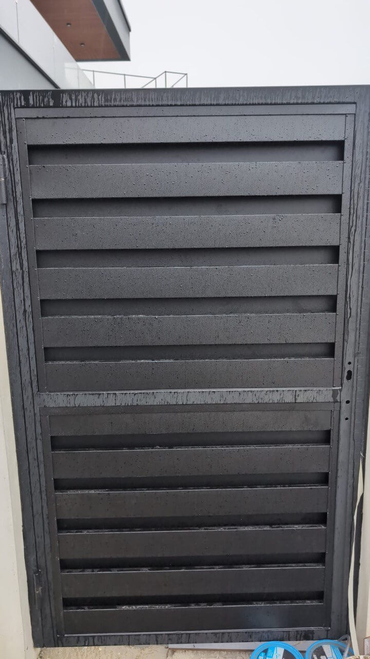 Откатные ворота с калиткой из металлопланкена RAL9005/9005 Черный двусторонний МАТТЕ фото 3 в Тольятти