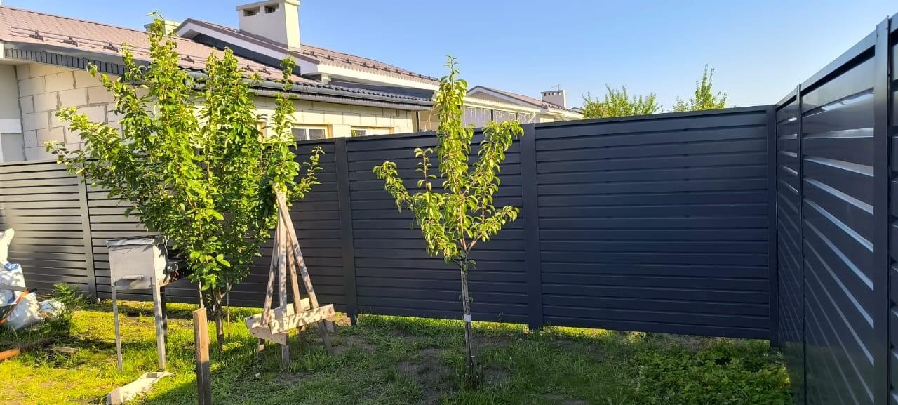 Забор-жалюзи из ламелей Хай-Тек 62м RAL7024/7024 Серый Графит двусторонний фото 4 в Тольятти