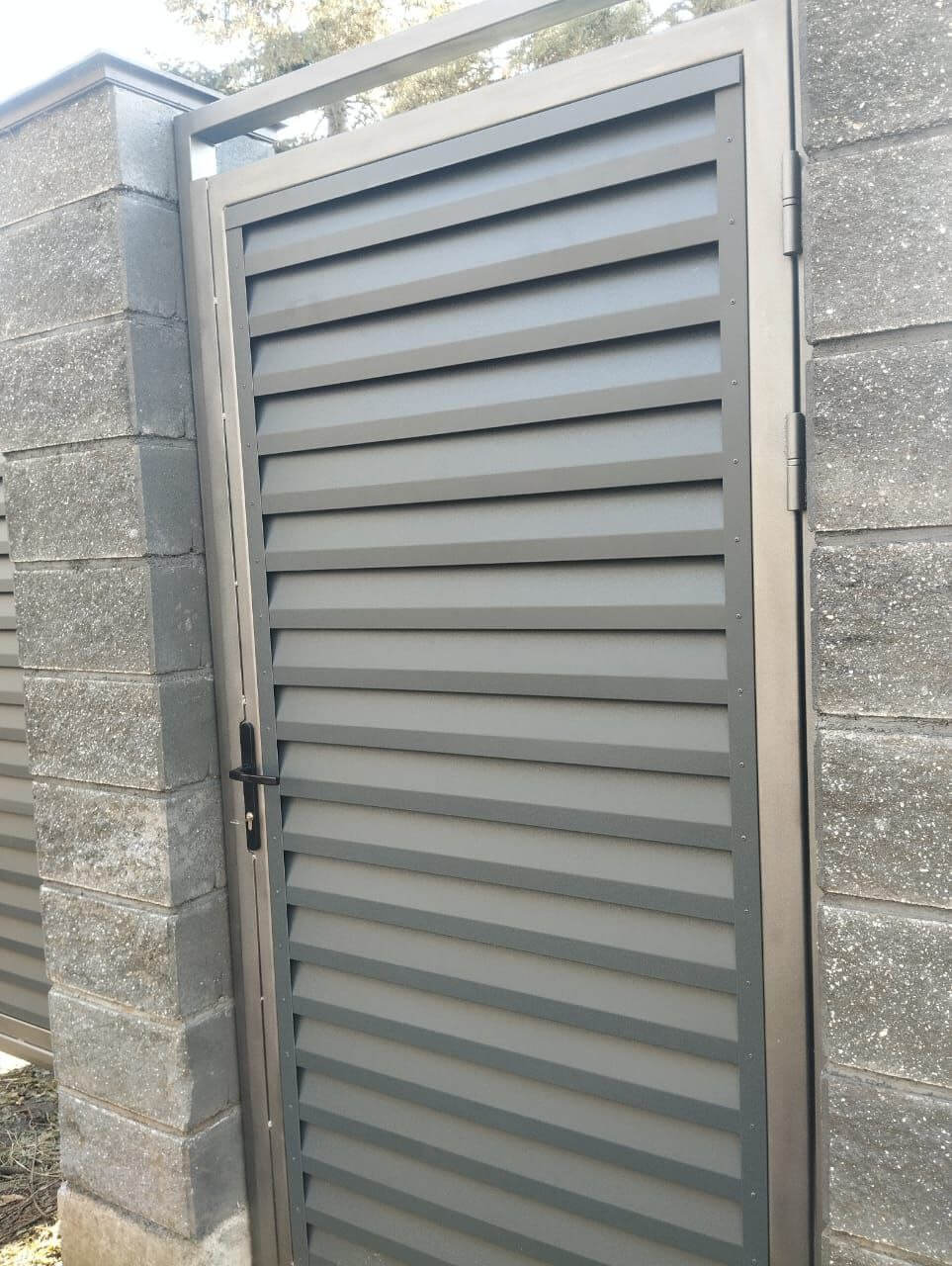 Откатные ворота с калиткой из ламелей Реснички RAL7024/7024 Серый Графит двусторонний МАТТЕ фото 2 в Тольятти