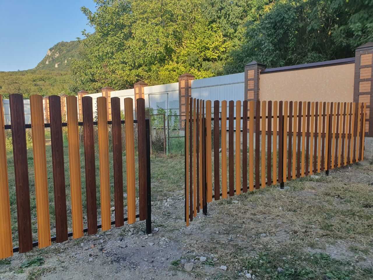 Забор из евроштакетника 10м в двух цветах: Тик + Темное Дерево Printech фото 1 в Тольятти