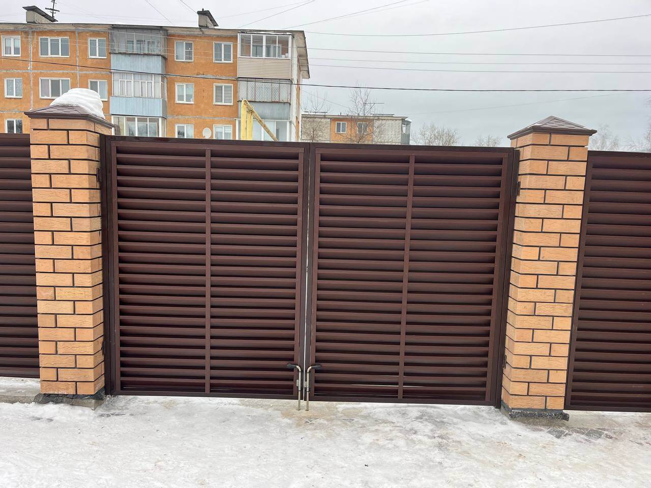 Забор-жалюзи из ламелей ЭКО-Z 87м RAL8017/8017 Шоколад двусторонний МАТТЕ фото 9 в Тольятти