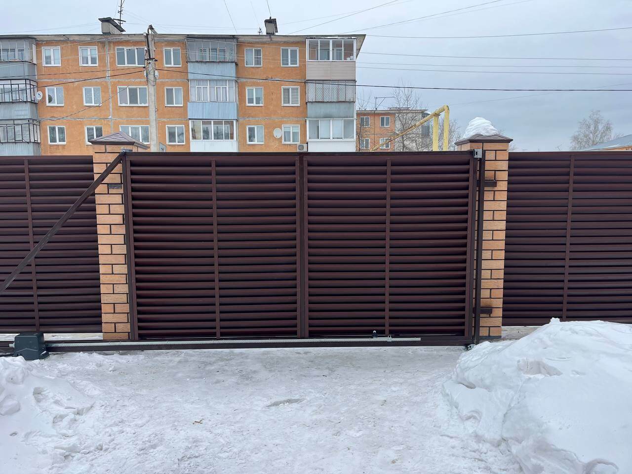 Забор-жалюзи из ламелей ЭКО-Z 87м RAL8017/8017 Шоколад двусторонний МАТТЕ фото 10 в Тольятти