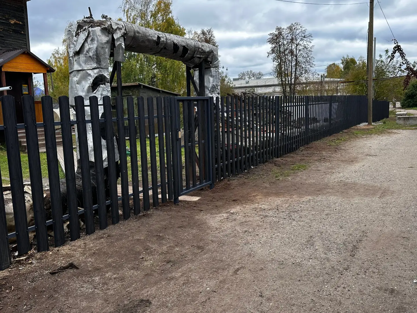 Забор из евроштакетника 63м Черное Дерево 3D Принтек фото 5 в Тольятти