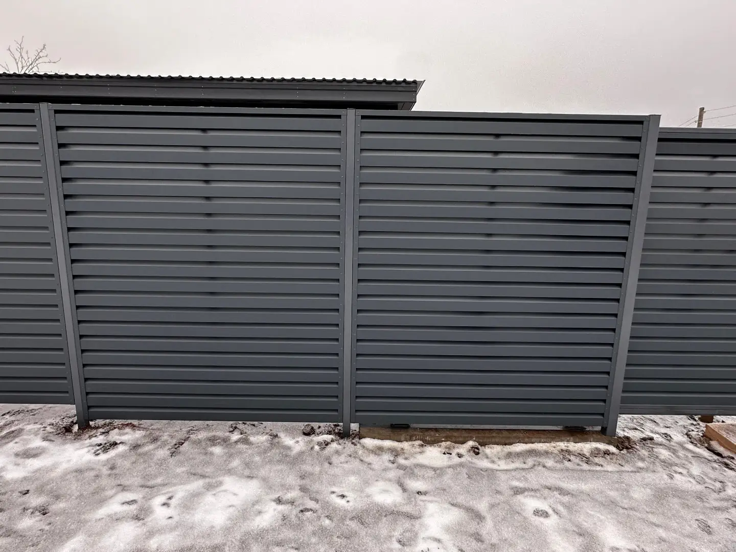 Забор-жалюзи из ламелей Хай-Тек 20м RAL7024/7024 Серый Графит двусторонний МАТТЕ фото 2 в Тольятти