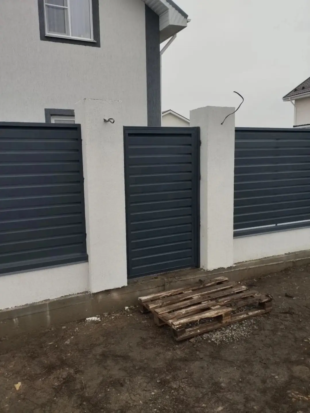 Забор-жалюзи из ламелей Хай-Тек 12м RAL7024 Серый Графит МАТТЕ фото 1 в Тольятти