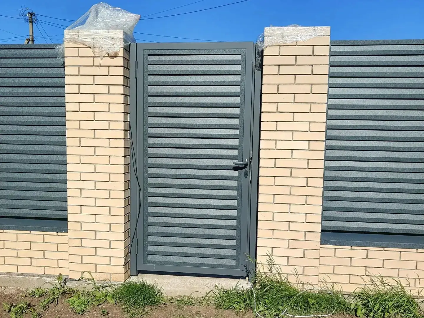 Забор-жалюзи из ламелей Реснички 16м RAL7024 Серый Графит Стальной Бархат фото 2 в Тольятти